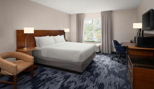 King Room with Roll-in Shower - Mobility Accessible