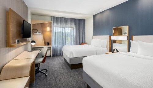 Queen Room with Two Queen Beds and Roll-In Shower - Mobility Access/Hearing Accessible