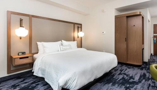 King Room with Roll-In Shower and Transfer Shower - Mobility Access