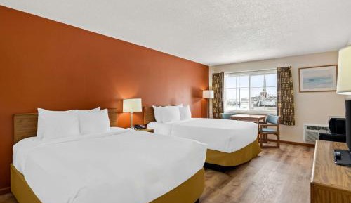 Two Queen Beds with Lake View/Disability Access - Non Smoking