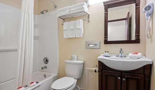 Family Room with King Bed and Two Queen Beds - Non Smoking/Interior Hall