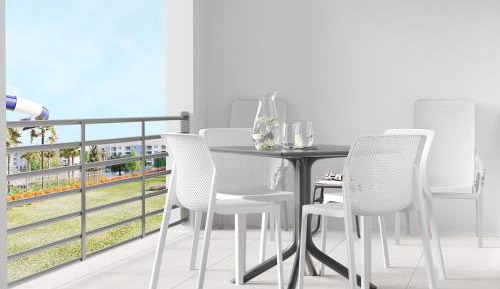 Deluxe Three-Bedroom Apartment