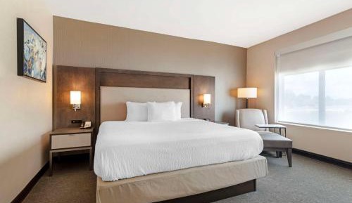 King Suite with Walk-In Shower, Balcony and Kitchenette - Disability Access/Non-Smoking