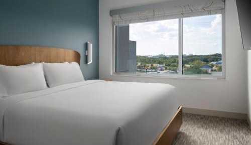 Standard King Room with Transfer Shower - Mobility Accessible