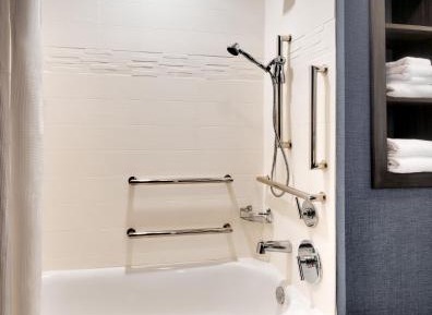 King Studio with Sofa Bed and Adapted Tub - Mobility Accessible