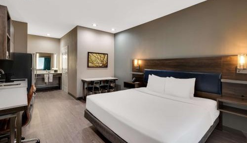 King Suite with Bath Tub and Kitchenette - Disability/Non-Smoking