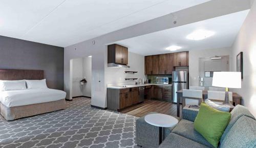 King Studio with Sofa Bed and Adapted Tub - Mobility Accessible