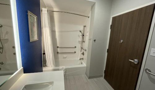 King Room with Mobility/Hearing Access and Bathtub with Garb Bars -  Non- Smoking