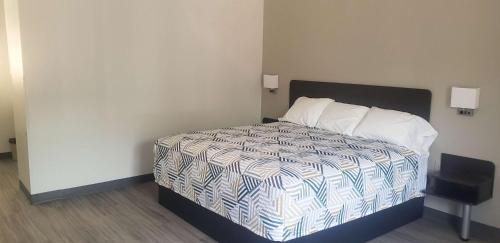 1 King Bed | Non-Smoking