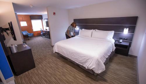 King Room with Roll in Shower - Mobility Accessible/Non-Smoking