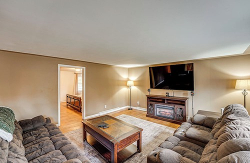 Muskegon Cottage | Detached Sauna, Movie Room! Relaxation in Muskegon