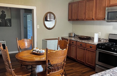 Elliott House | Charming farmhouse just five minutes away from Grenada Lake.