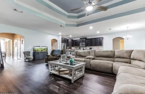 Gulfport House | 5 bedroom 3 full baths 6 miles from the beach.