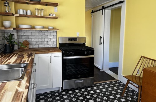 Hattiesburg Cottage | Bright and cozy space to rest in the heart of Hattiesburg.