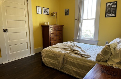 Hattiesburg Cottage | Bright and cozy space to rest in the heart of Hattiesburg.