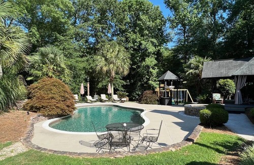 Griffin House | House with Pool, Hot Tub, Outdoor Fireplace with TV, able to sleep 18!