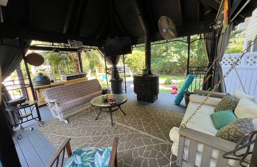 Griffin House | House with Pool, Hot Tub, Outdoor Fireplace with TV, able to sleep 18!