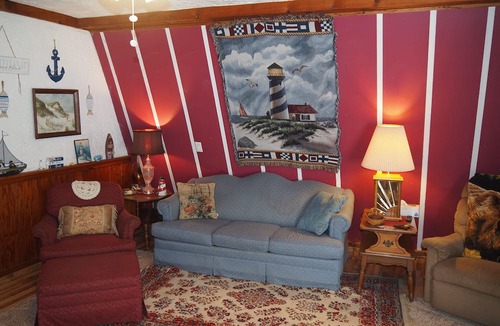 Lake Ann Apartment | Emanuel - CUTE UPSTAIRS APARTMENT WITH AIR CONDITIONING! GREAT LOCATION AND DOG-FRIENDLY!