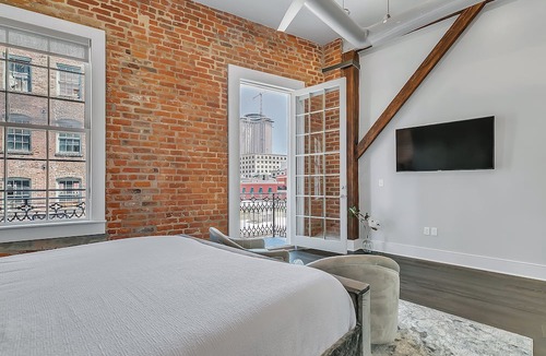 Central Business District Apartment | 📸 RARE! Experience NOLA NOT Found in a HOTEL! 2 Personal Balconies| 3 Beds+Queen Sleeper Sofa📸