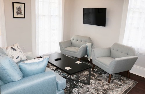 Lower Garden District Apartment | Light Filled 2BR Balcony Lower Garden District Near Streetcar