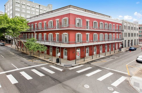 Central Business District Apartment | 💙 DWNTWN NOLA CHARMER,WITH ALL THE FEELS! 2BR+QUEEN Sleeper Sofa+Private Balcony💙The Steamboat