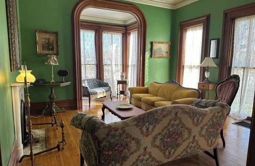 Nelson House | 1865 Historic Sibley House - 4-bedroom House in Downtown Muskegon