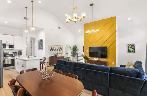 Faubourg Livaudais Apartment | New! Spacious Uptown HangOut - 3 Bed, 3 Bath