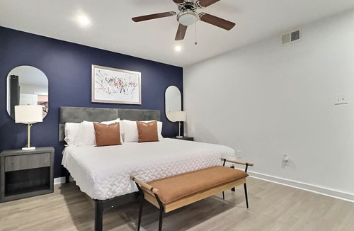 Birmingham Apartment | Central Bham Retreat w/Private Balcony + Parking