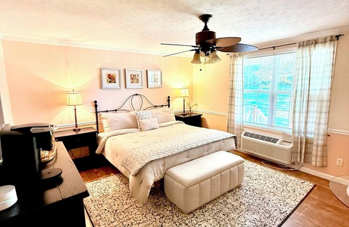Dublin Bed & Breakfast | Dublin Farm - Stay in comfort at this beautiful 6-bedroom bed breakfast 1 k bed