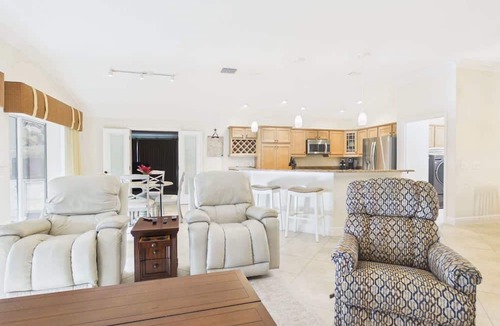 Gilchrist Villa | Luxury Golf & Waterfront Retreat with Golf Cart