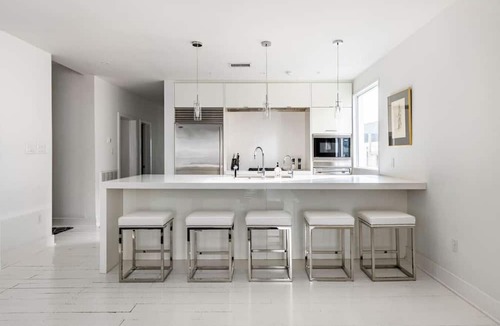 East Riverside Apartment | Designer Penthouse on Magazine Street w/Balcony