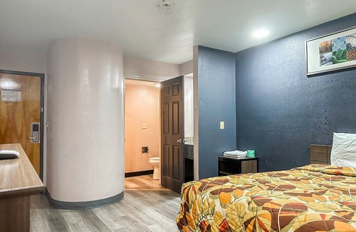 Jackson Hotel | Cozy King Bed|Smoking|Jackson
