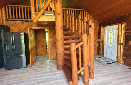 Branch Cabin | Beautiful private log cabin on 21 peaceful