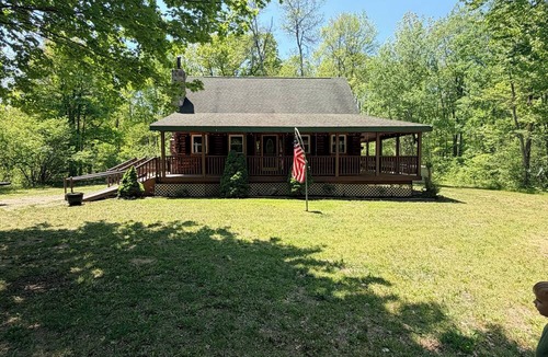 Branch Cabin | Beautiful private log cabin on 21 peaceful