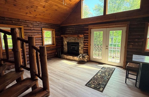 Branch Cabin | Beautiful private log cabin on 21 peaceful