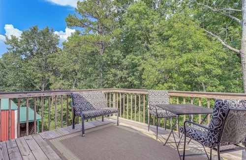Cartersville Apartment | Lake Allatoona Area Studio w/2 Decks & Farm Views