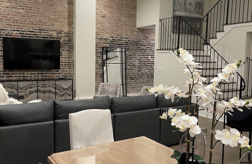 Central Business District Hotel | Experience the Charm of New Orleans CBD: Prime Location, Walkable, and Spacious
