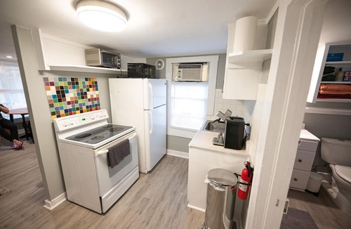 South Eola Cottage | Charming DT Orlando cottage in brilliant location w/fast WiFi, AC, Pet Friendly