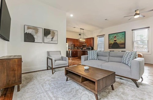 Mid-City Apartment | 5BD Retreat|Parking|Outdoor Entertaining|Streetcar