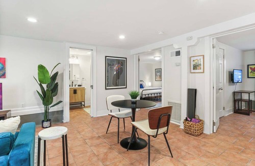 Leonidas Apartment | Cute 2 Bedroom Close to Streetcar & Restaurants