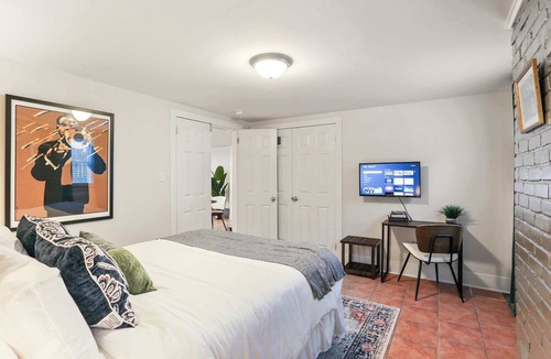 Leonidas Apartment | Cute 2 Bedroom Close to Streetcar & Restaurants