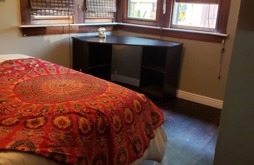 Norton Shores Cottage | Funky musical cottage near Lake Michigan PET Friendly!