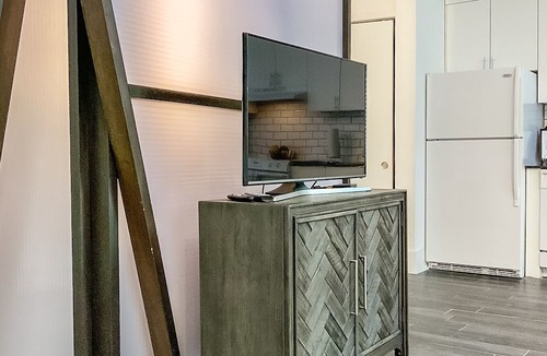 Central Business District Condo | Location Location Location! Comfy Plush Modern Condo in The Center of Everything