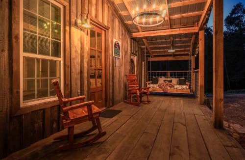 Caddo Gap House | Cabin Retreat with Fire Pit & Scenic Ridge Views in Caddo Gap, Arkansas
