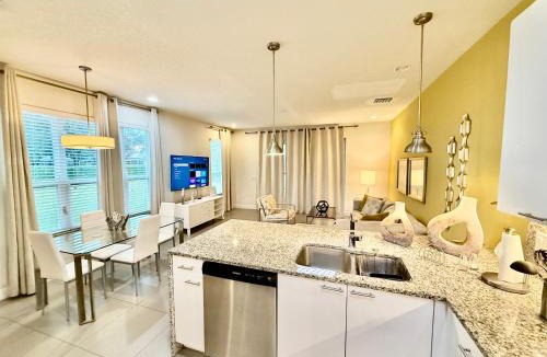 Haines City House | Grand Retreat 3BR Townhouse near Disney Parks
