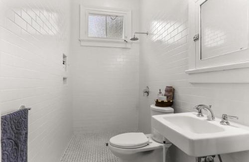 Esplanade Ridge Apartment | Fab Studio on Tree-Lined Street w City Bikes