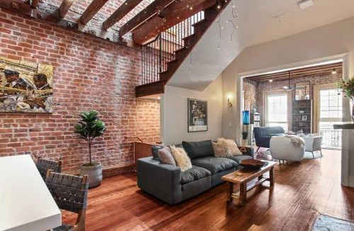 Lower Garden District Apartment | Historic Garden District 5BR with Parking and Balcony