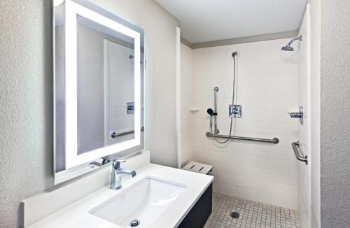 Little Woods Hotel | Holiday Inn Express New Orleans East by IHG