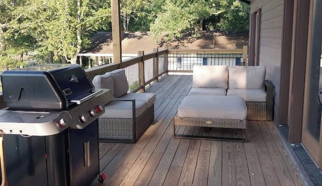 Spacious lake estate 7BR 5-1/2 baths, rec room , jacuzzi IMAX theater and Dolby