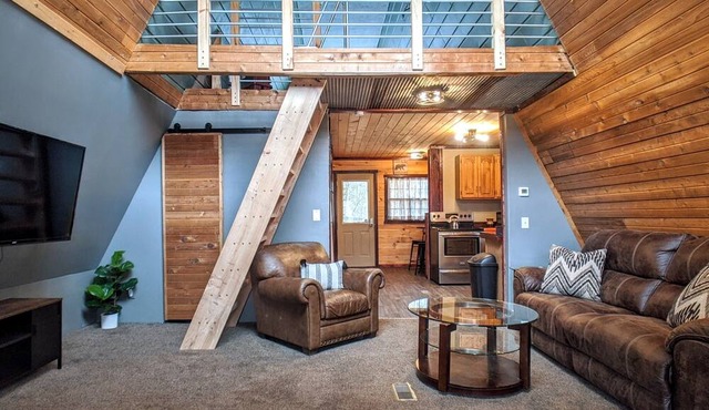 Rustic Cabin Centrally located for the Outdoor Adventurer
